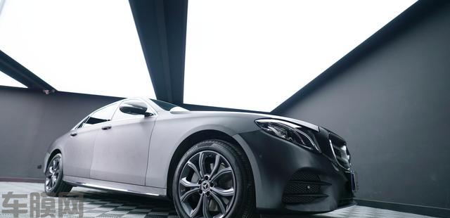 奔驰E300L拉丝黑贴膜改色效果图
