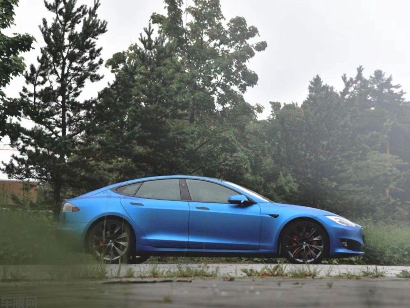 特斯拉Model S 超哑金属午夜蓝贴膜改色效果图