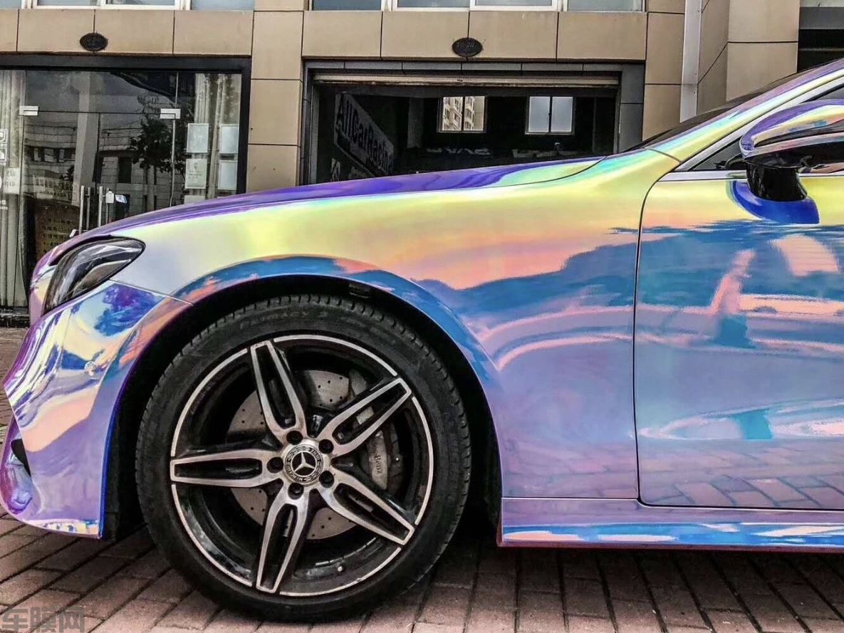 奔驰E级轿跑 彩虹电镀白改色贴膜效果图