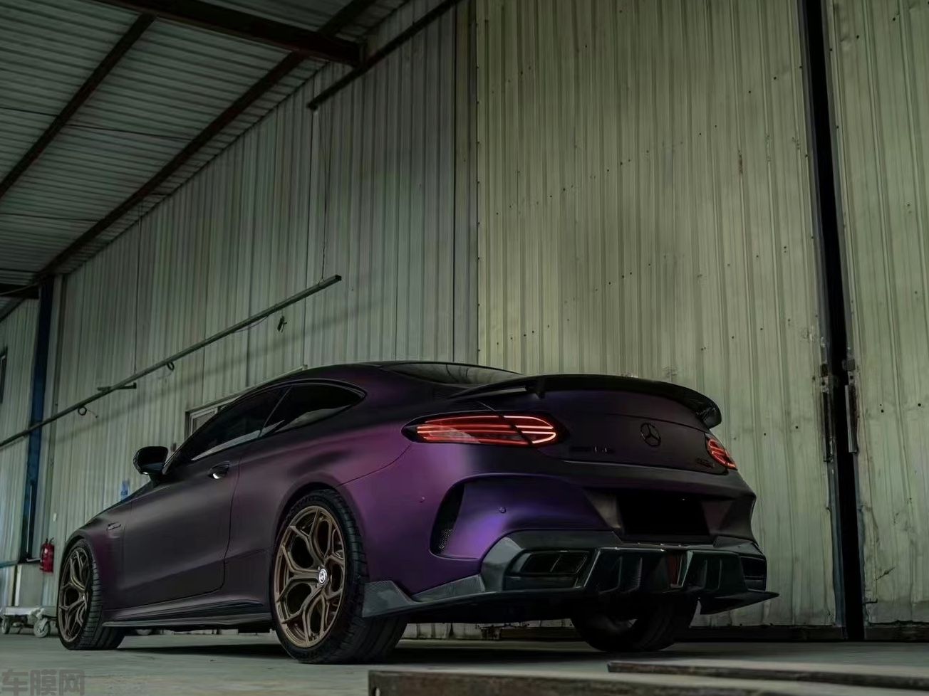 奔驰C级AMG63 黑幻比诺紫改色膜 效果图