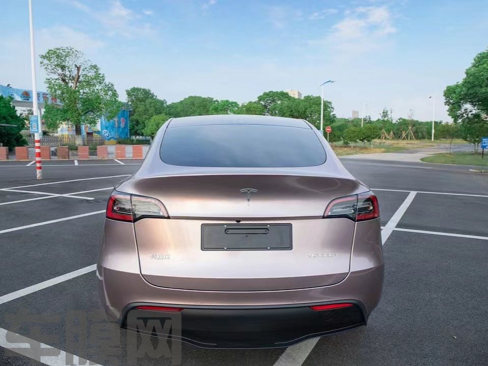 特斯拉Model Y 冰莓粉改色膜 效果图