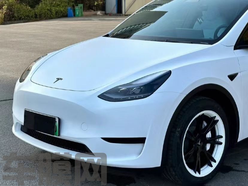 特斯拉Model Y 皓月白改色膜 效果图