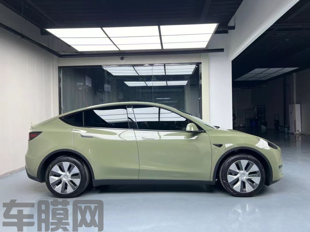 特斯拉Model Y 装甲绿改色膜 效果图