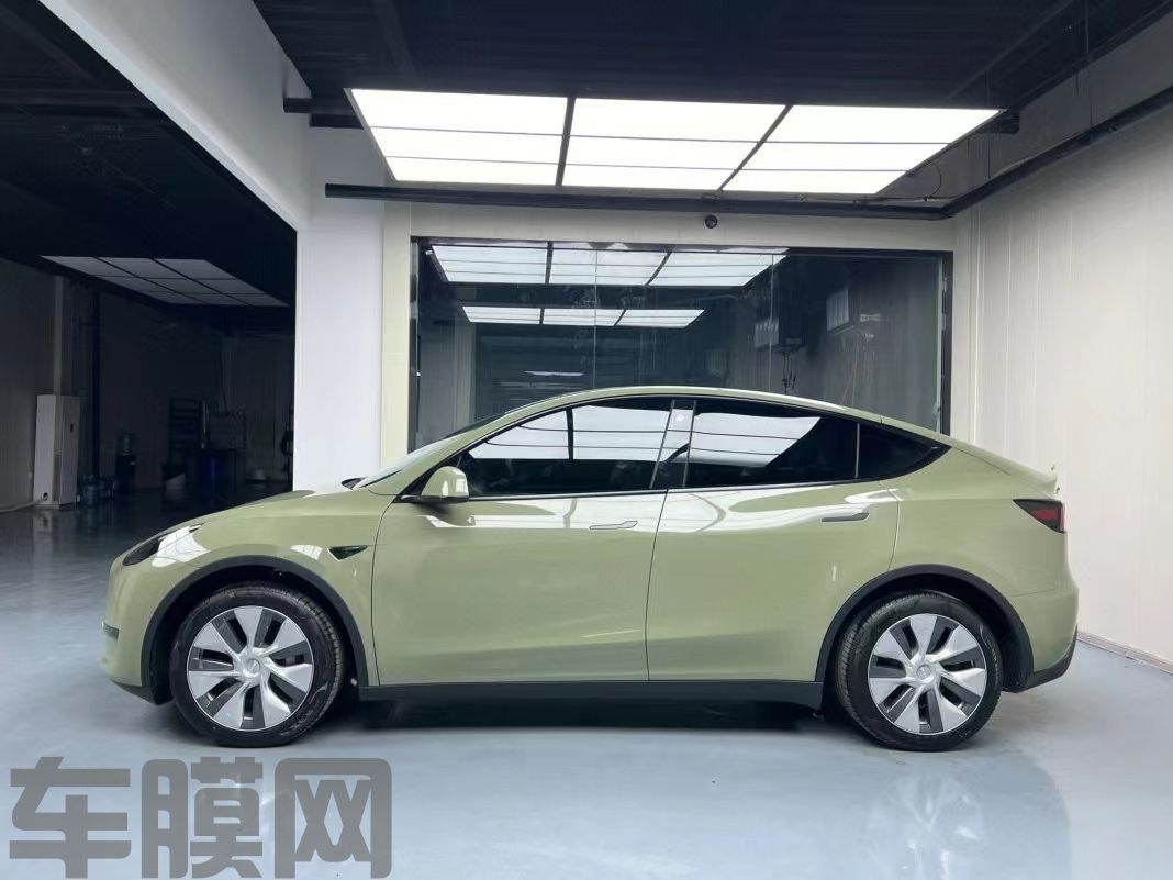 特斯拉Model Y 装甲绿改色膜 效果图