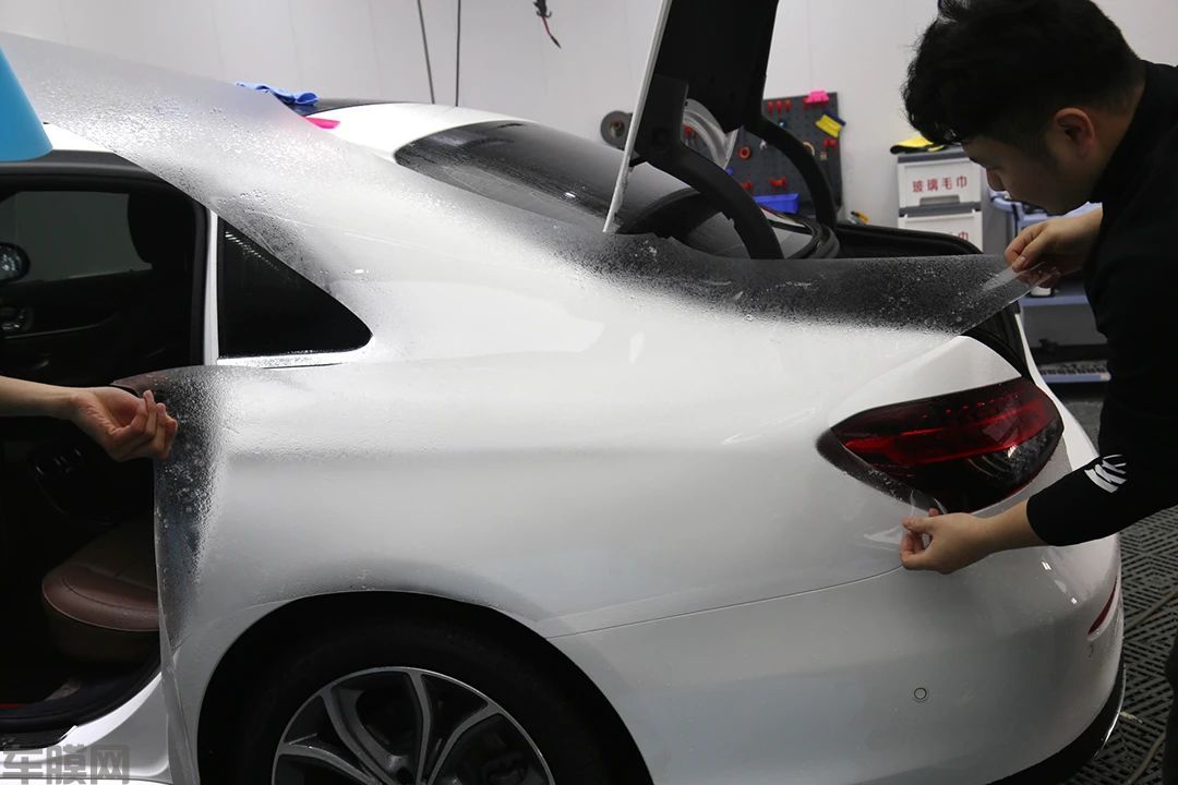 汽车改装｜奔驰E300L装贴漆面保护膜案例(图2)
