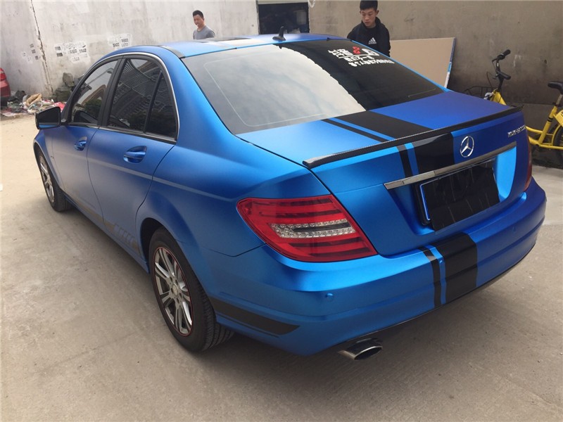 奔驰C200车身改色贴膜: 改色贴膜电光金属蓝效果图
