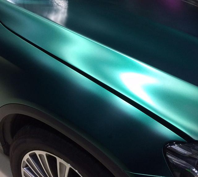 奔驰GLC200车身改色贴膜: 电光金属祖母绿车身效果图