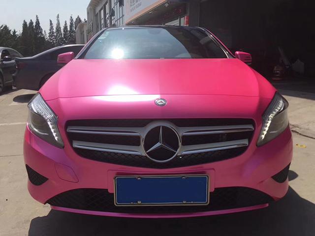 奔驰A180改色电光粉红车身贴膜效果图 女生千万不可错过