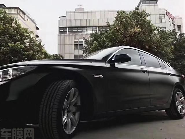 宝马5系GT改色电光金属黑车身贴膜效果 