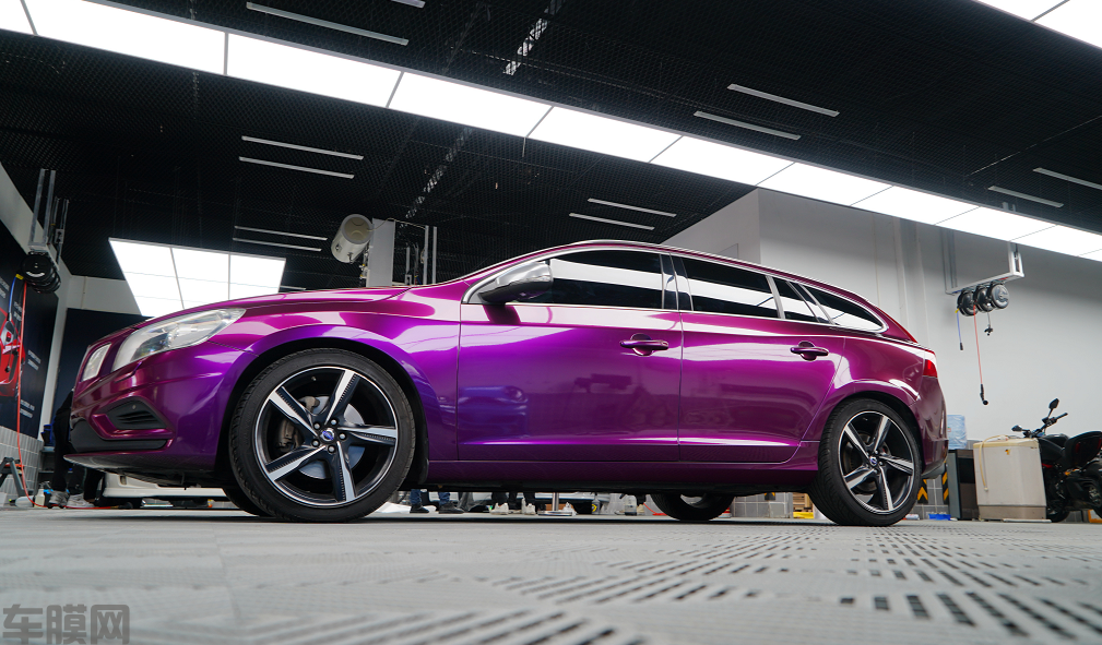 沃尔沃V60金属紫罗兰贴膜改色效果图
