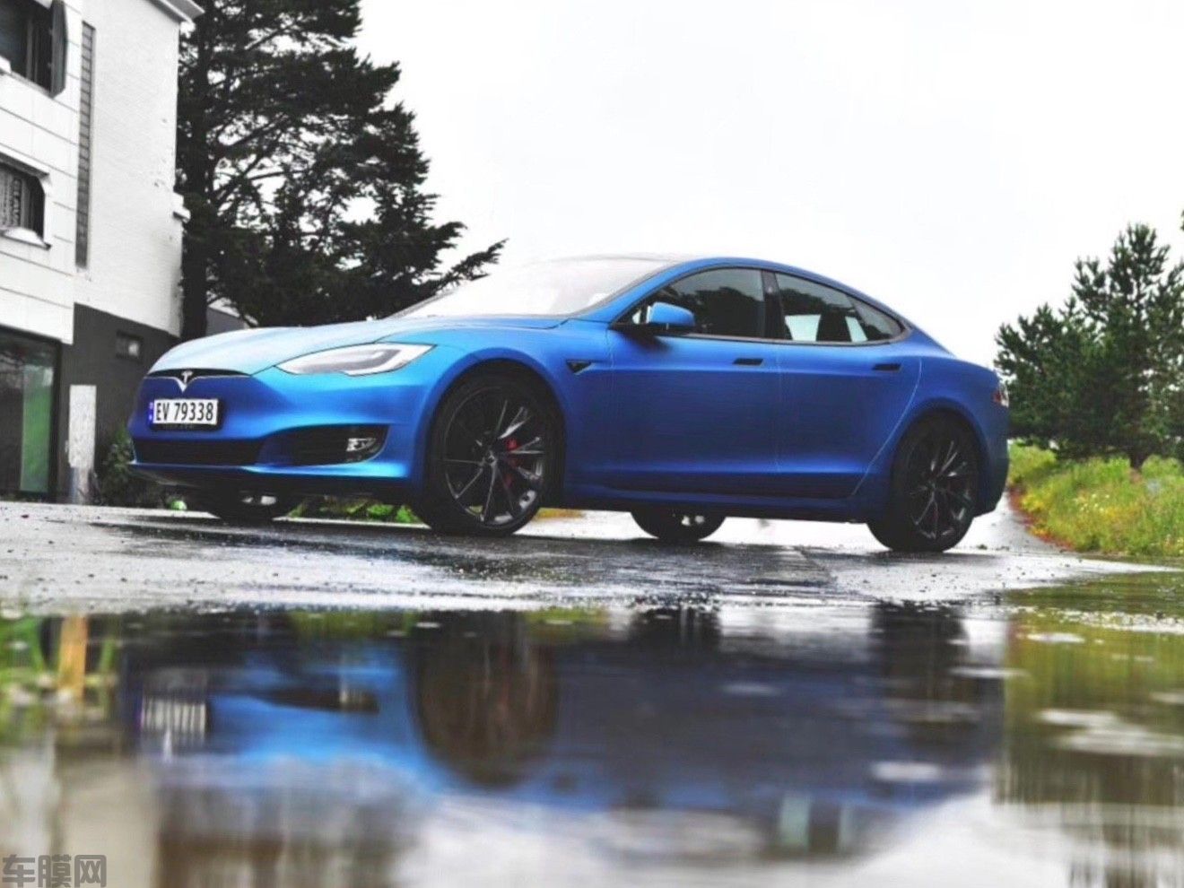 特斯拉Model S 超哑金属午夜蓝贴膜改色效果图