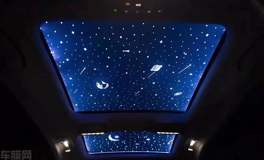 汽车改装｜将车顶幻化为繁星点点的夜空，营造出绚丽的星空效果。
