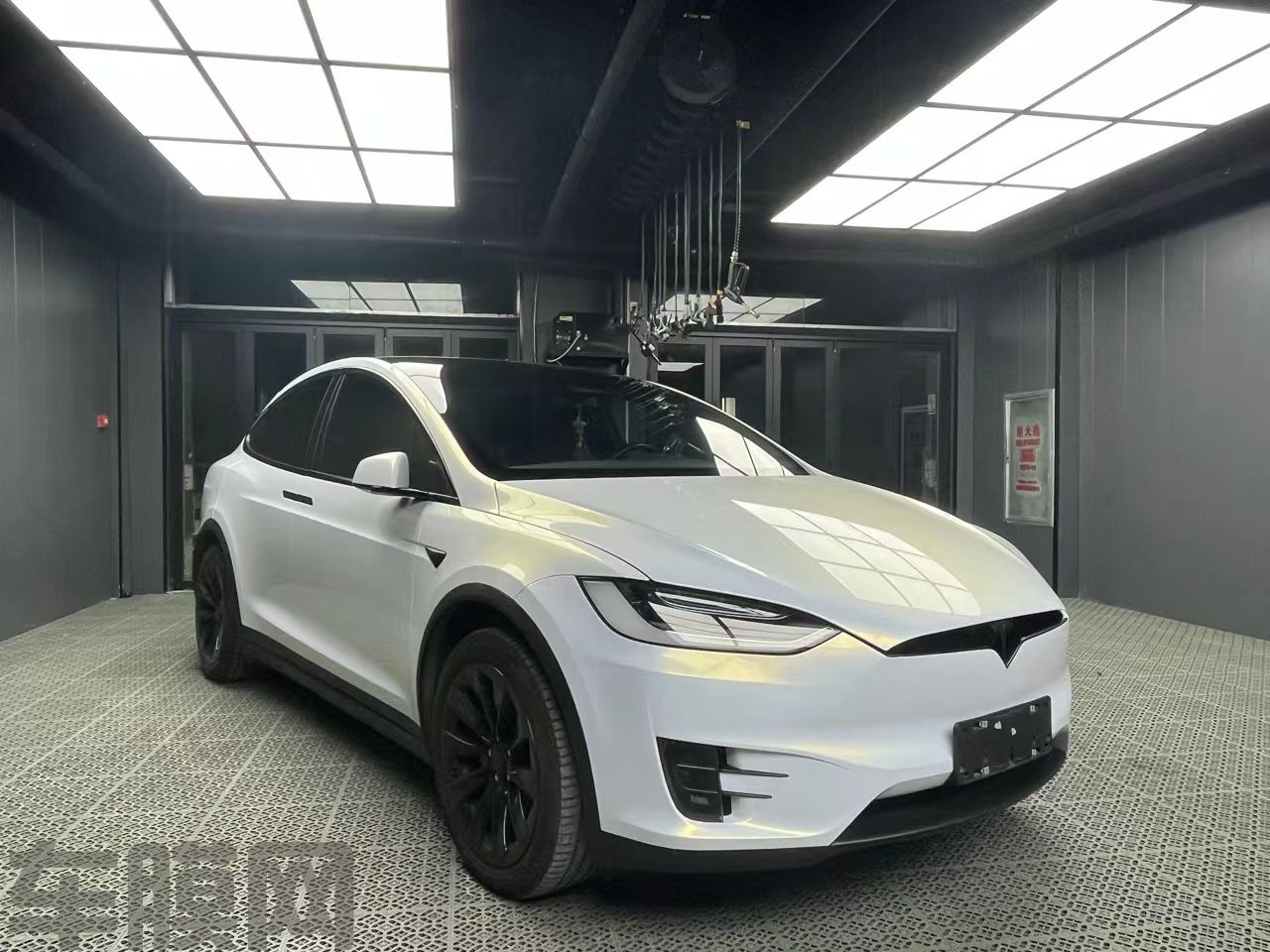 特斯拉Model X 珍珠白变金改色膜 效果图